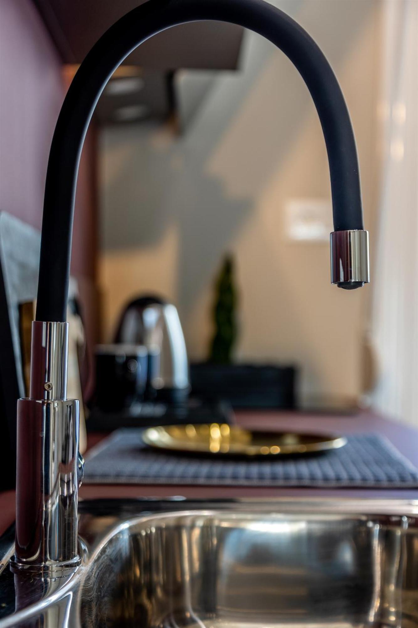 Andrews Luxury Suites Near The Airport 伊拉克利翁 外观 照片